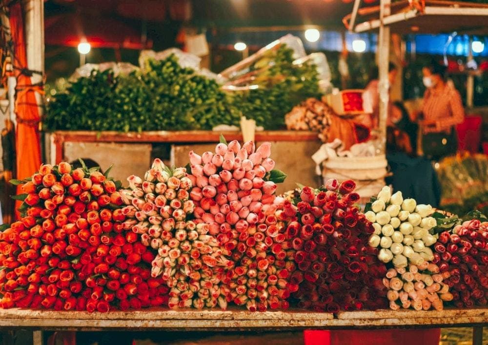 Hanoi&rsquo;s largest wholesale flower market, filled with fresh blooms and a lively night-time atmosphere